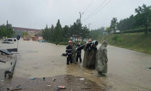 Ploaia a făcut ravagii în ultimele ore! Gospodării și străzi inundate în multe localități din Prahova